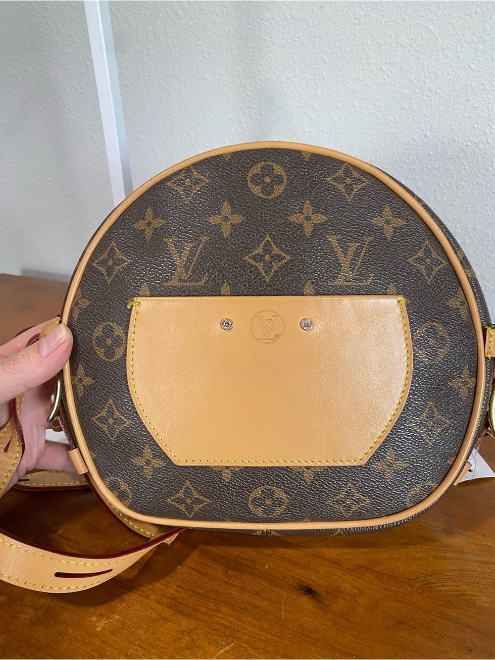 Round Crossbody in Brown and Tan🌺Authenticity Not Guaranteed 🌺 - Picture 9 of 12